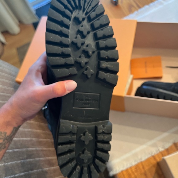 Men’s lv boots size 8, which is a 9US. Very slightly worn - Picture 3 of 4